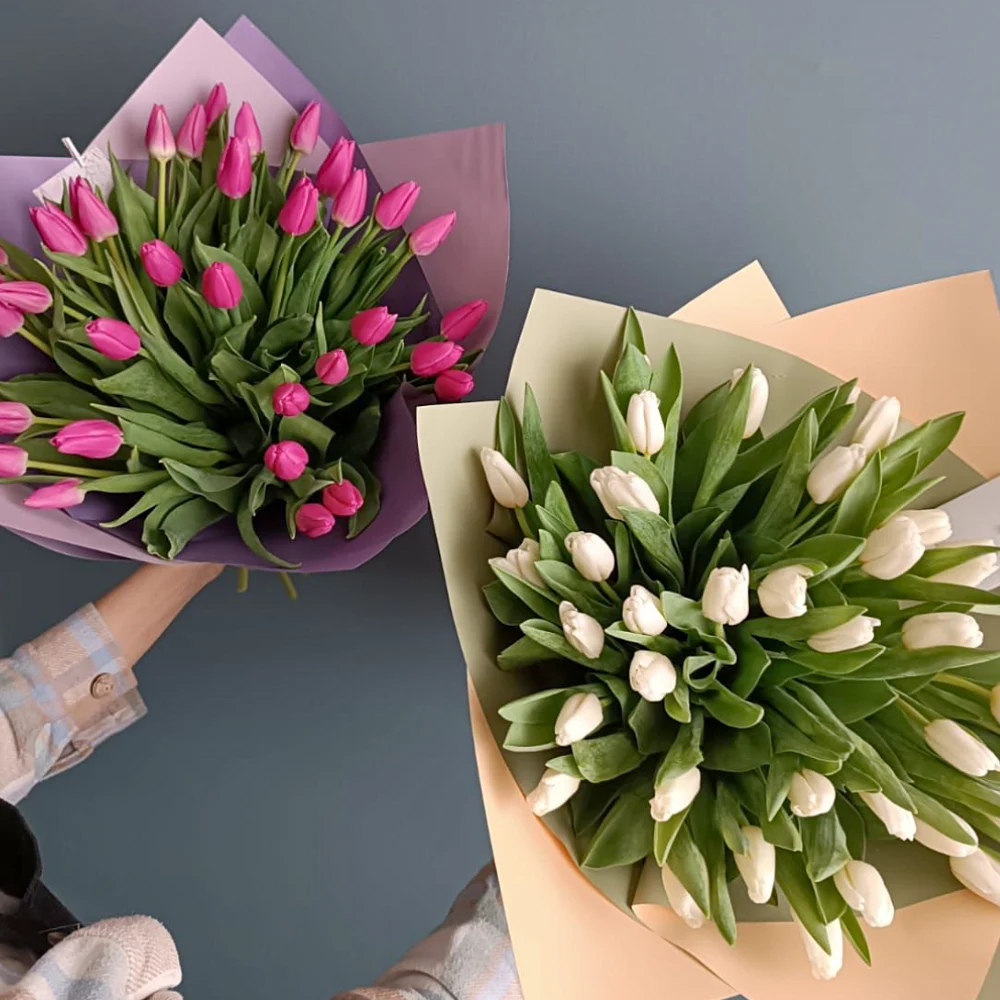 Элегантный розовый букет тюльпанов в шляпной коробке